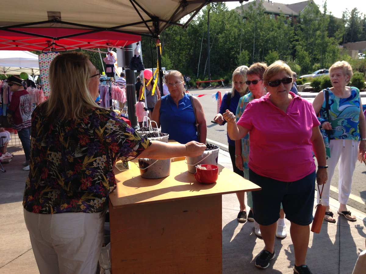 SaskatoonVille's tweet photo. Customers taking the #tastetest of our #organicberries @StAlbertMarket https://t.co/XzmQPdCkYc