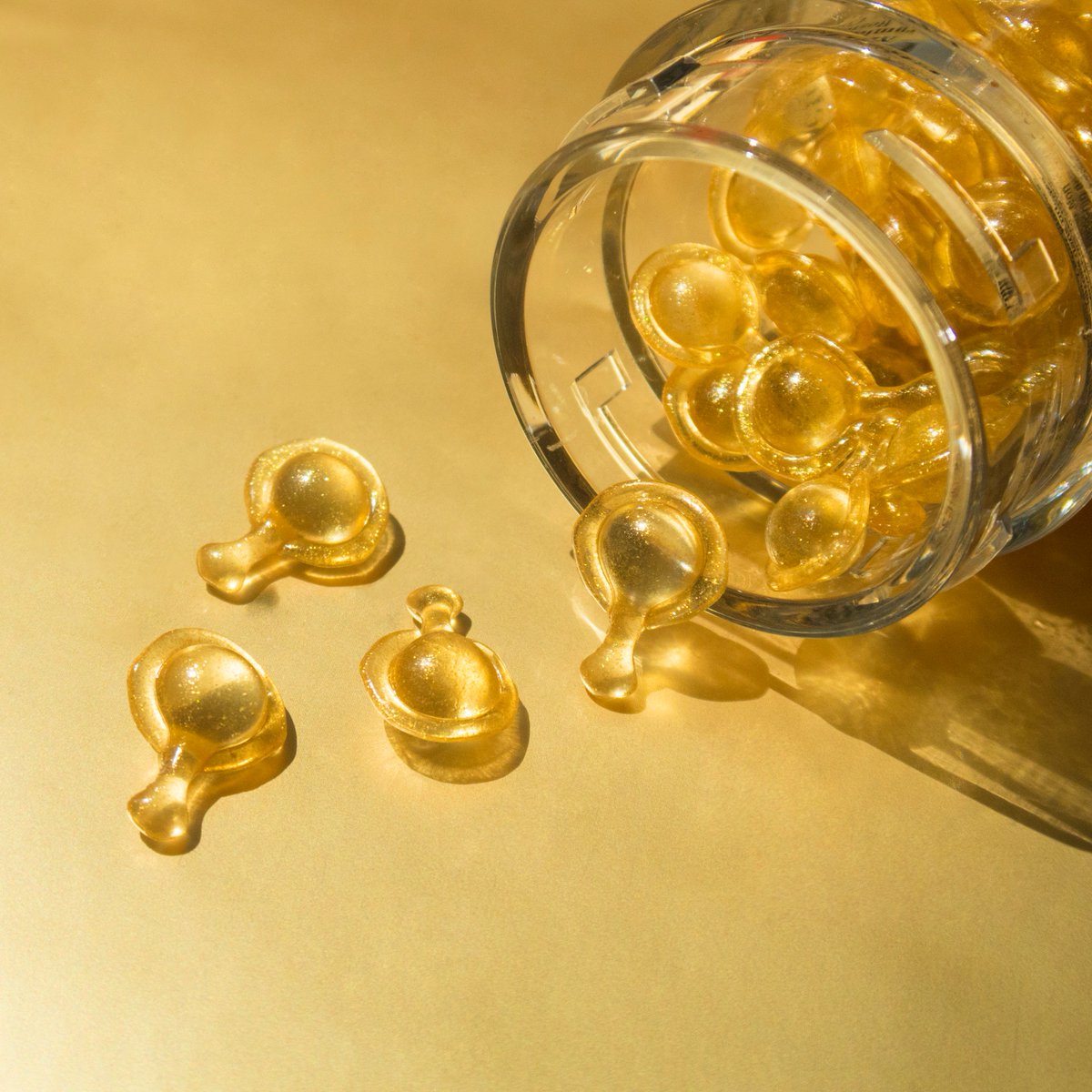 ArdenUK's tweet photo. Some say diamonds are a girl's best friend. I prefer gold with my Advanced #CeramideEyeCapsules ✨ #VisionofGold https://t.co/KAlYMDMwLb