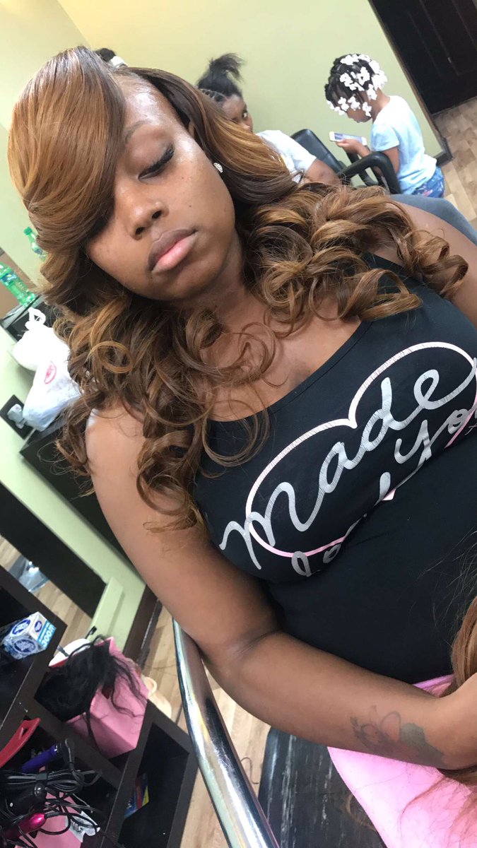 PrettyMonae__'s tweet photo. Hi my name is Pretty Monae😘.I'm a licensed hair stylist, in Chicago IL A simple RT could further my career!❤️Bundles &amp; Mink Strips Available https://t.co/XmCqP1TF6r