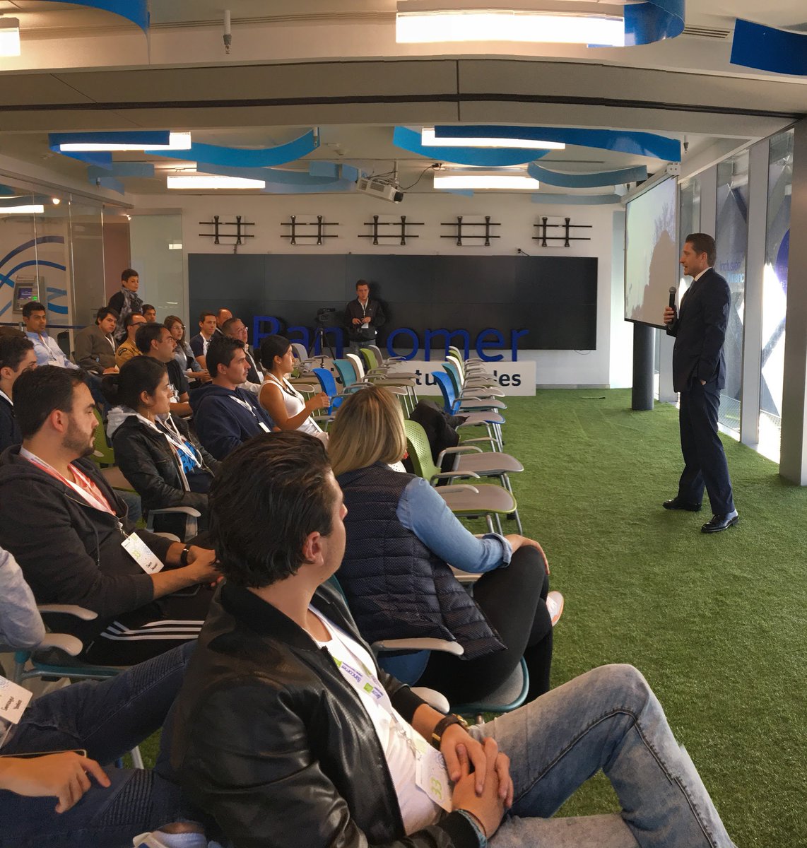 BBVASpark's tweet photo. 🇲🇽 Los patrocinadores @CiscoMexico  y @TravelConnectmx  dirigieron unas palabras y motivaron a los emprendedores. #MexaBus2017 #StartupBus https://t.co/2IvKZJSeXo