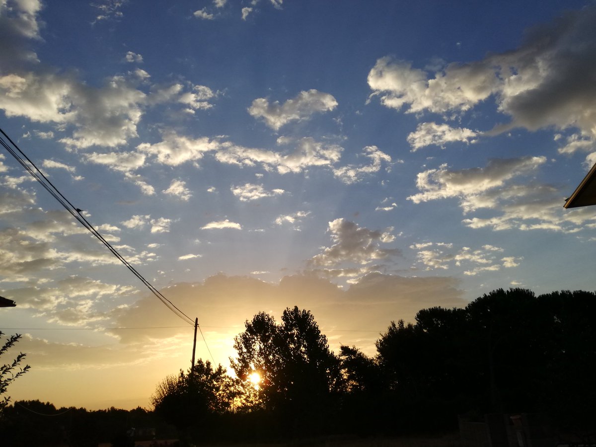 paquisoldado's tweet photo. Altres detalls de #lalbada desde #Tona 31/07/17 @MeteoMoia @SoniaPapell @ElTiempoA3 @ElTiempo_tve @13tv_es #324eltemps #ComparteTuAmanecer https://t.co/Uy8HYMxlPO
