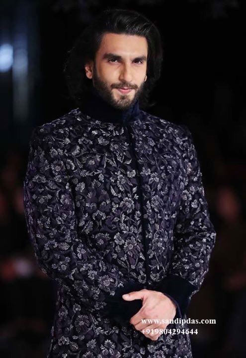 Ranveerians Worldwide  #RRKPK IN CINEMAS NOW♥️ on X: HD PICs #80 That  sexy wink!! 😍Ranveer Singh charms on the ramp walk ! Our prince charming  for #ManishMalhotra ✨ #ICW2017  / X
