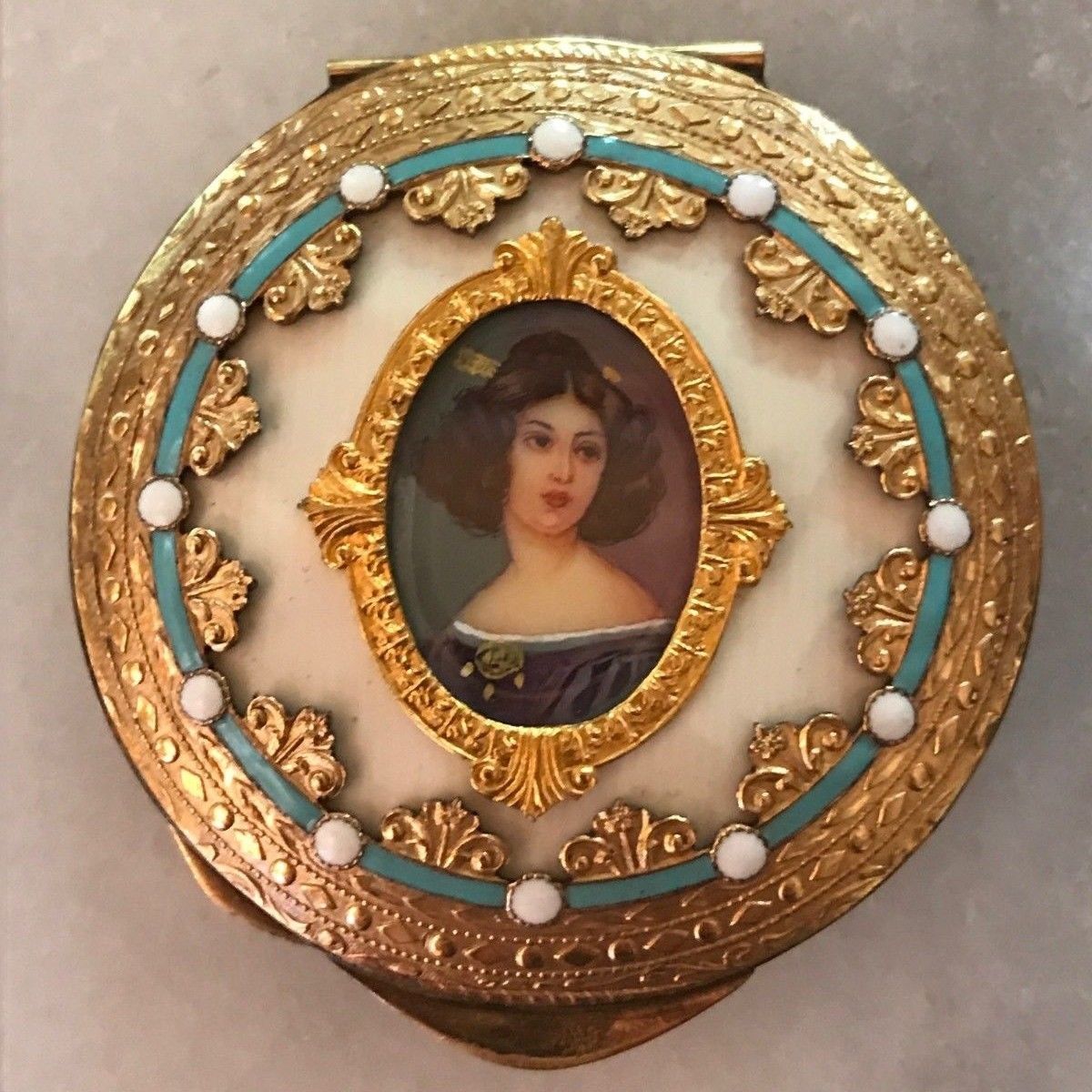 collectorswkly's tweet photo. Refillable compact cases were used until recent decades when makeup cases were produced in disposable plastic. https://t.co/K8MwKDPt7v https://t.co/1nRKDG7SQo