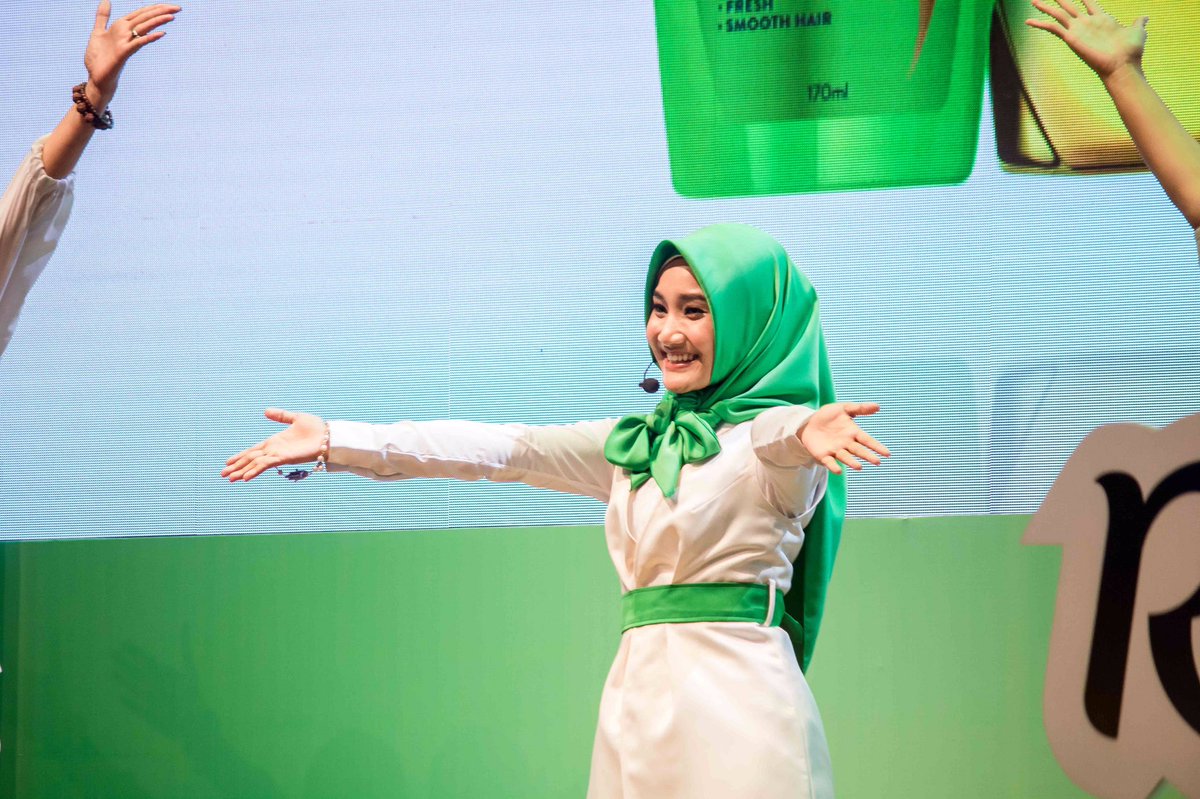 FatinSL's tweet photo. Di event Rejoice,aku nyanyiin lagu "Aku #Hijabisa" sebagai bukti Rejoice 3in1 utk rambut yg lembut, segar &amp; bebas ketombe #RejoiceAmbasador https://t.co/mXCY5zO6gr