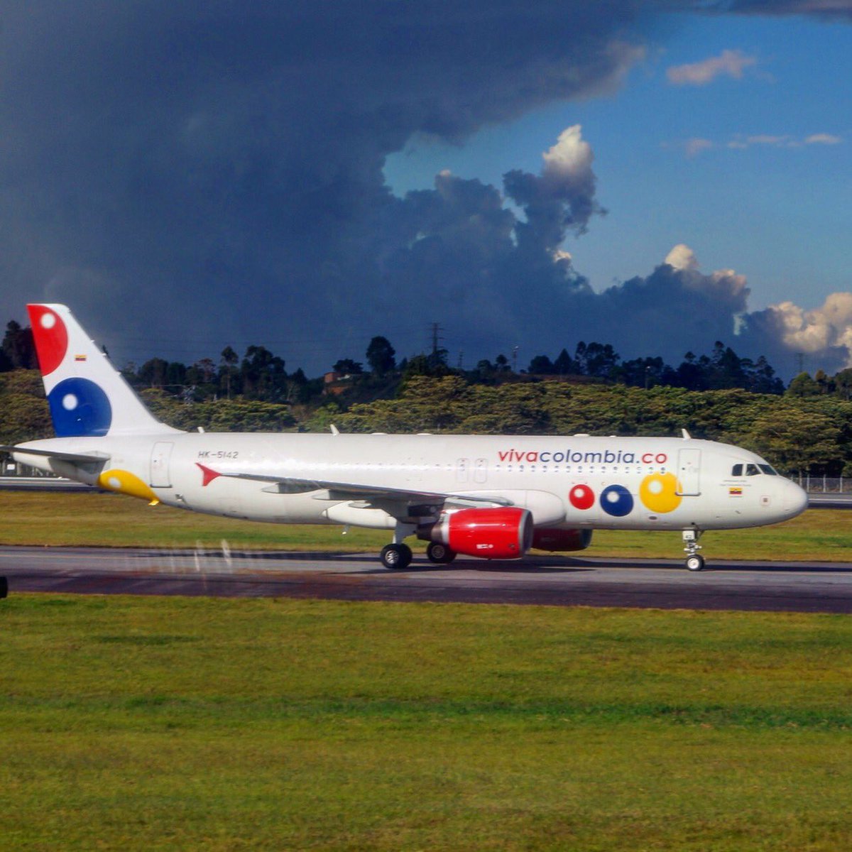 A320 de <a href="/VivaColombiaco/">Viajes VivaColombia</a> en Medellín @De_aviacion <a href="/Speedbird007/">World Aviation 🌍</a> <a href="/ArgIntlSpotters/">Spotters Group Arg✈</a> <a href="/ArgIntlSpotters/">Spotters Group Arg✈</a> <a href="/n_larenas/">Nicolás Larenas ✈️</a>