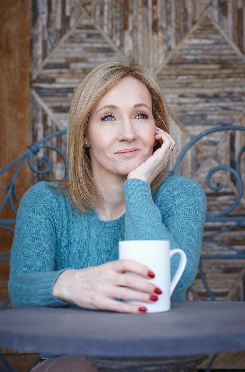 Hoy cumple 52 años nuestra reina Rowling. #HappyBirthdayJKRowling