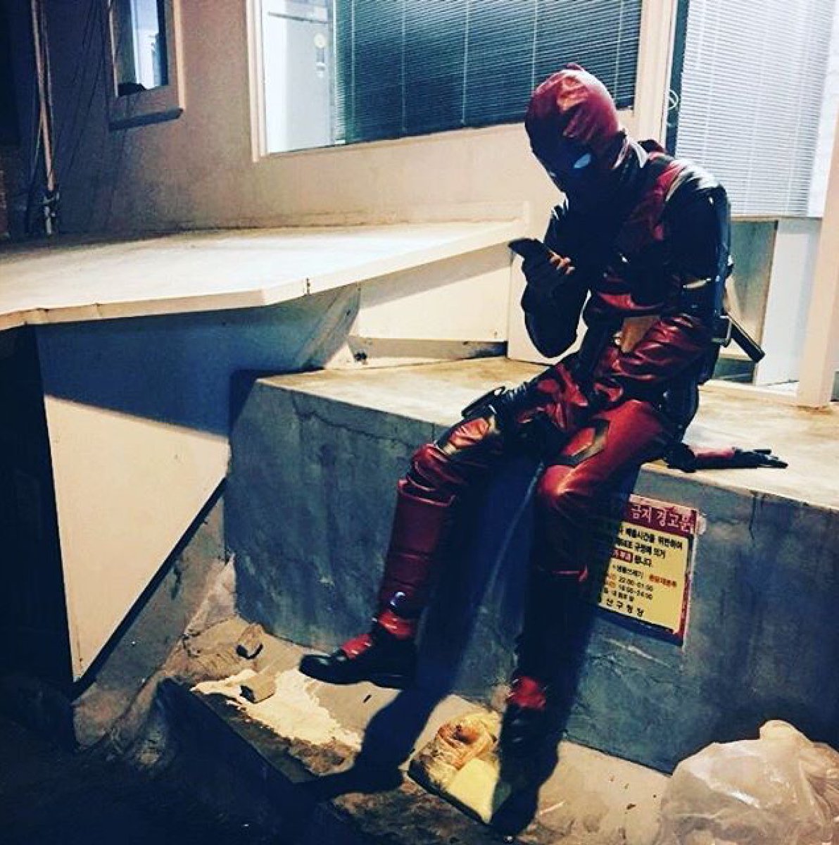 EXOCHANYEOLMAMA's tweet photo. [YEOLSTAGRAM] real__pcy : 2016 Halloween #deadpool https://t.co/cvqIj7Apsa