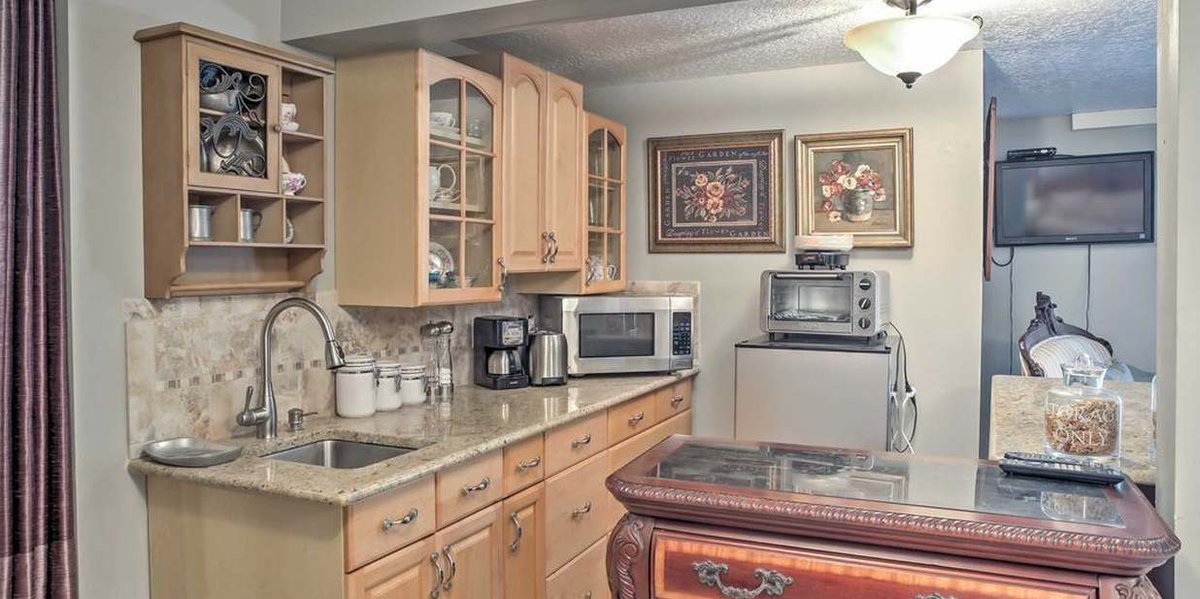 PPlaceInn's tweet image. Reserve our Charming &amp;amp; Chic 1 bedroom suite and transport yourself back in time. Beautiful, elegant and luxurious.
parkplaceinnandcottages.com/rooms/class/ch…