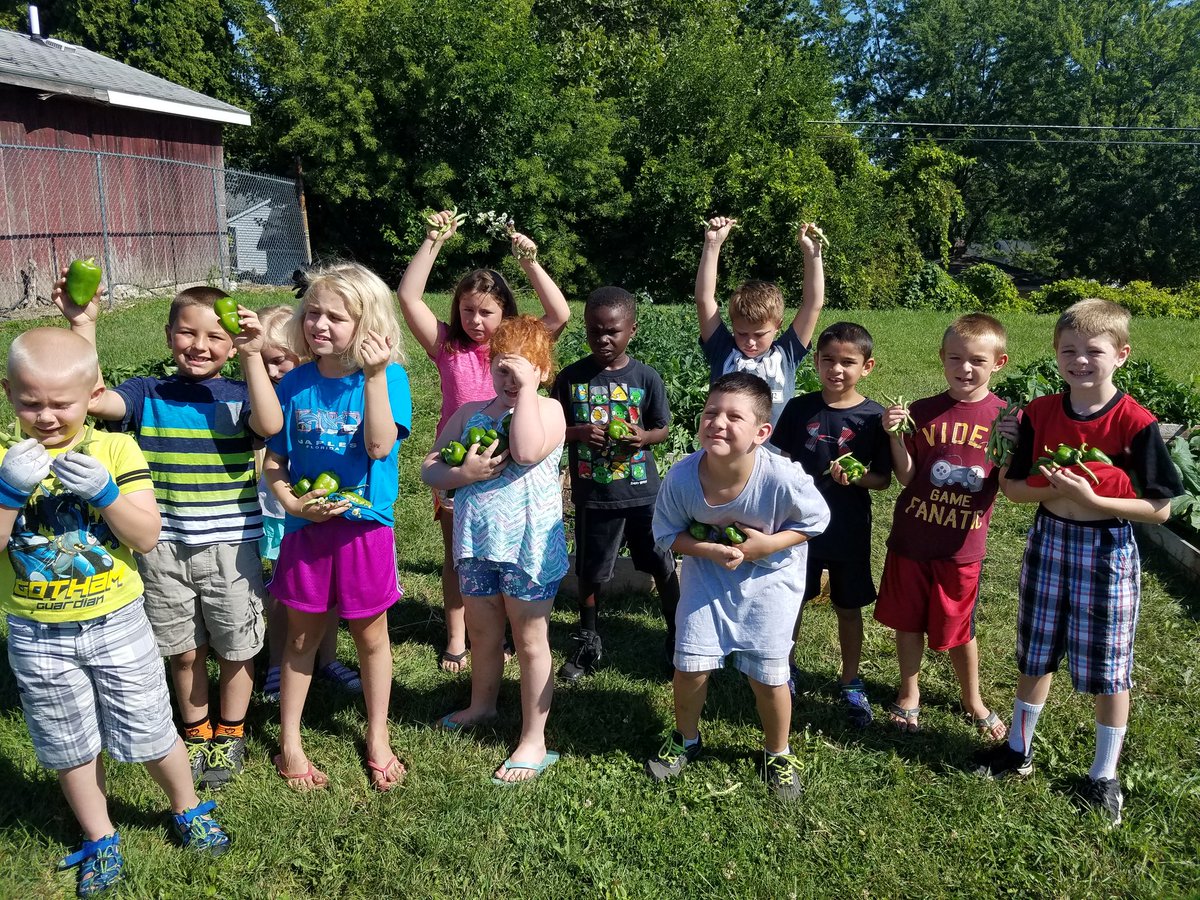 Garden day! We watered and picked yummy vegetables! #PBL#summerschool2017 @clintoncommscho <a href="/cracraja/">James L. Cracraft</a>  <a href="/CESbaulch/">CES</a>