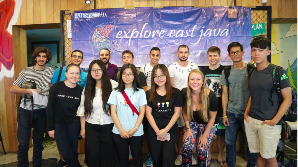 FrateurCharline's tweet image. Groetjes van blondie en haar international family 🇮🇩 #exploreEastJava #AIESEC