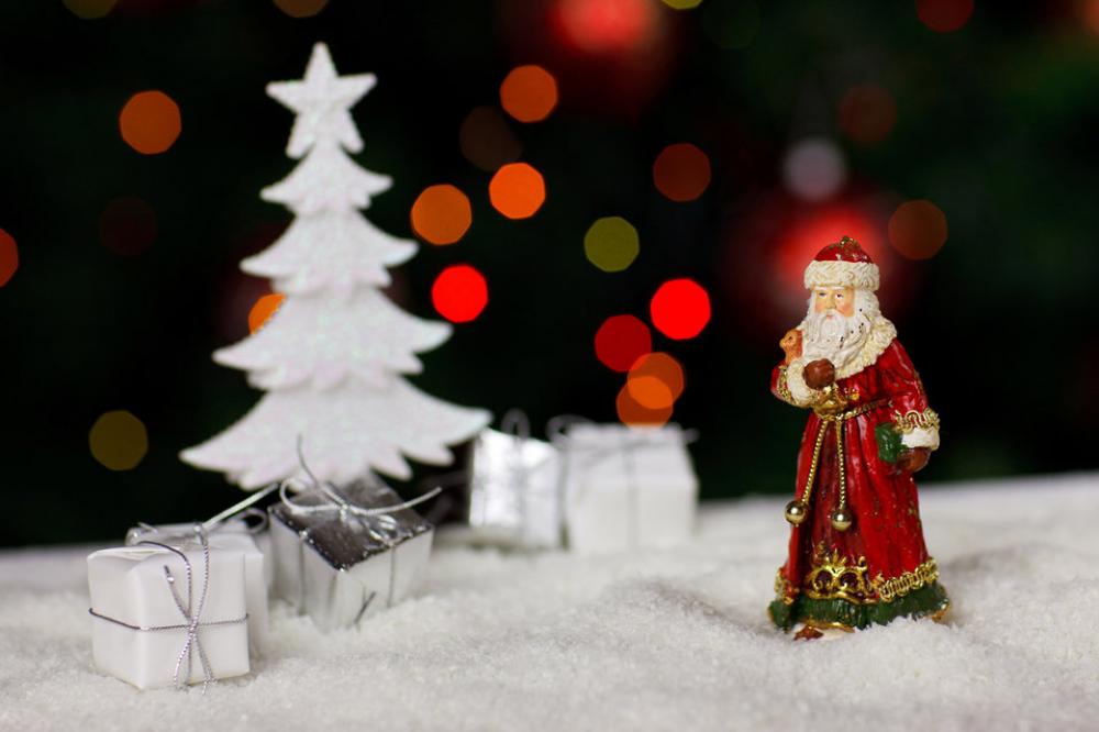NeedaRule's tweet photo. Don't give your kids more than five total gifts, and one main gift for Christmas #christmas https://t.co/OFcOoKoNy7 https://t.co/w4p1SIB1AL