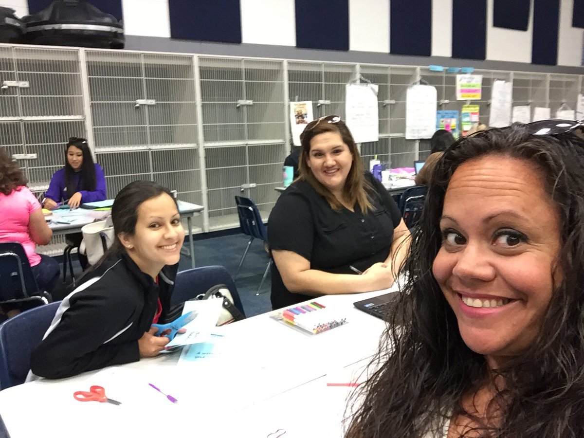 ksandlin07's tweet photo. Learning About Words with @MrsOrtizCFB and Chavez at LMAM #CentralSummerFun #selfiebingo https://t.co/fp0Bew2Jua