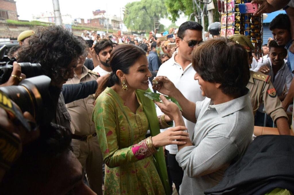 Banaras gaye aur paan naa khayein aisa kaise ho sakta hai! Thank you Banaras for the love 🙏 ❤! #JabHarryMetSejal #4thAug @iamsrk #imtiazali