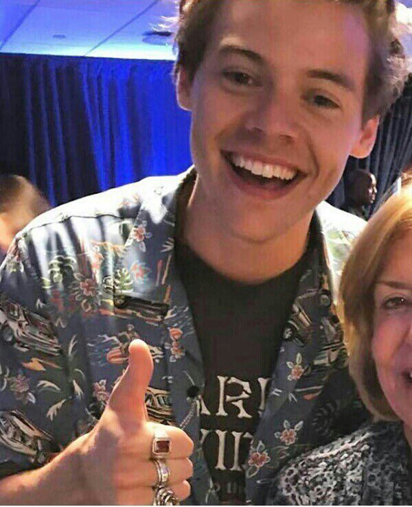 favepersxons's tweet photo. Harry styles || singer #harrystyles @Harry_Styles https://t.co/CV7ZZNSPWO
