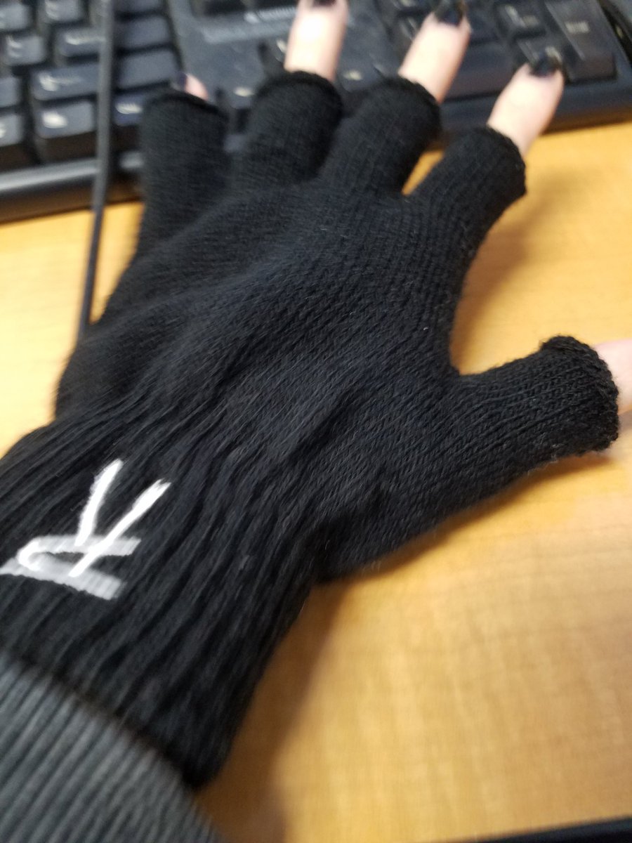 Juliekent_27's tweet photo. Sporting my TPR fingerless gloves at work even though it is July. #toocoldinhere @taylormomsen @TPROfficial https://t.co/ErpezCSpFA