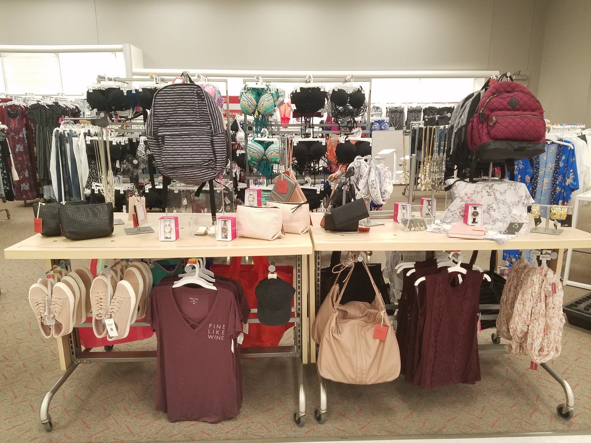 brittany_pfan's tweet photo. School is starting soon! Get your backpacks at Fairlawn Target #T0986 🎒 https://t.co/fBQ6UqpPP7