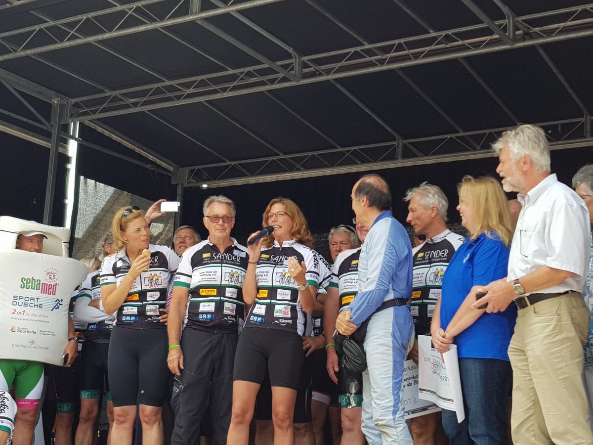 Sabine_Baetzing's tweet photo. Wahnsinns Empfang in #Boppard für die Radler der #VORTOUR !! Großartige Spenden: von 15 Euro Taschengeldspende bis über 10.000€ ! DANKE https://t.co/XrQ18iFrlz