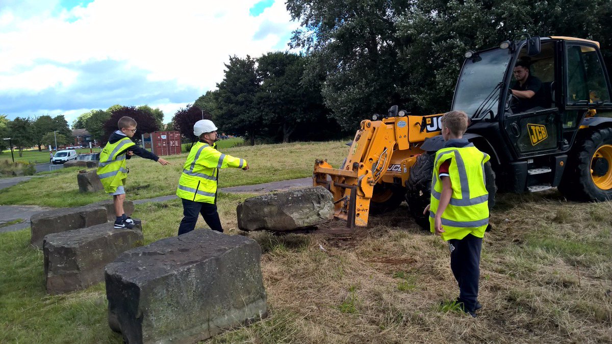 h_sf4l's tweet photo. Great help from #youngpeople @CliftonGreen in #Salford to design #parkour &amp; #freerunning course.  All ready for tomorrow @wuu2salford https://t.co/VVQ3i1j0Bc