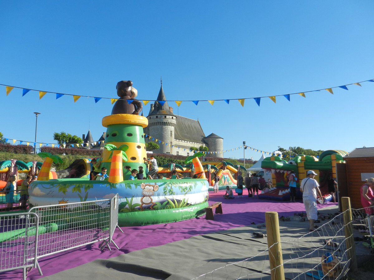 OtSully's tweet photo. #SullyPlage #ValdeSully #Loiret ⛱️💃🕺Structures gonflables pour enfants et détente pour les parents jusqu'au 6 août. https://t.co/ksRZtjatFk