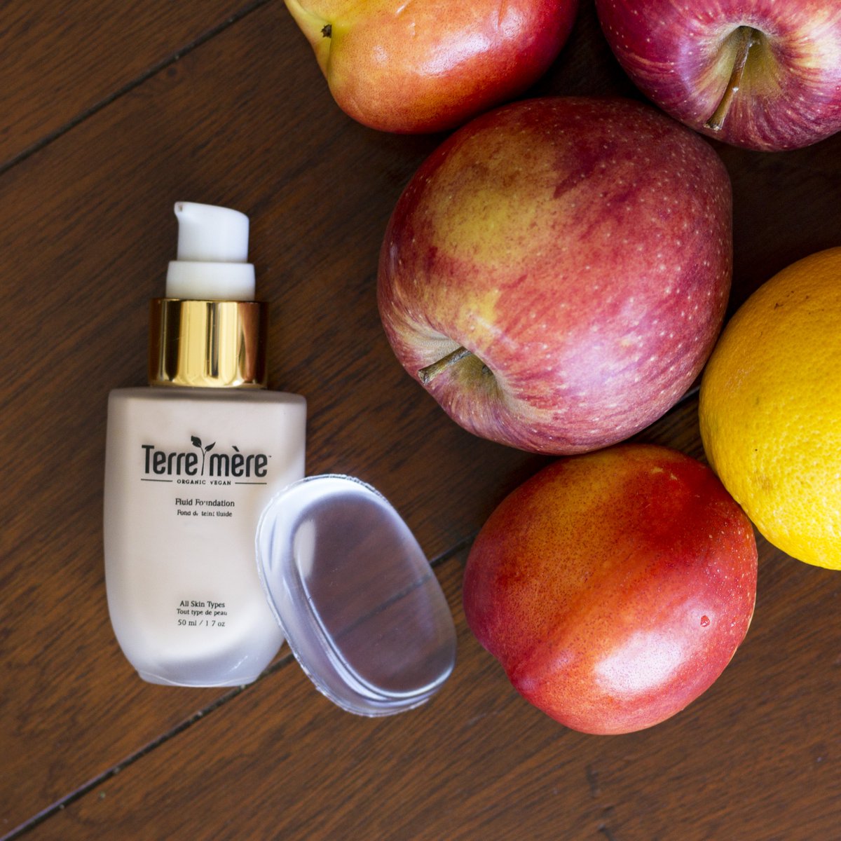 Terre_Mere's tweet photo. Liquid foundation with solid coverage 💪🏻 Pair with our silicone sponge for flawless skin all day long! https://t.co/Yfao1ERBlT