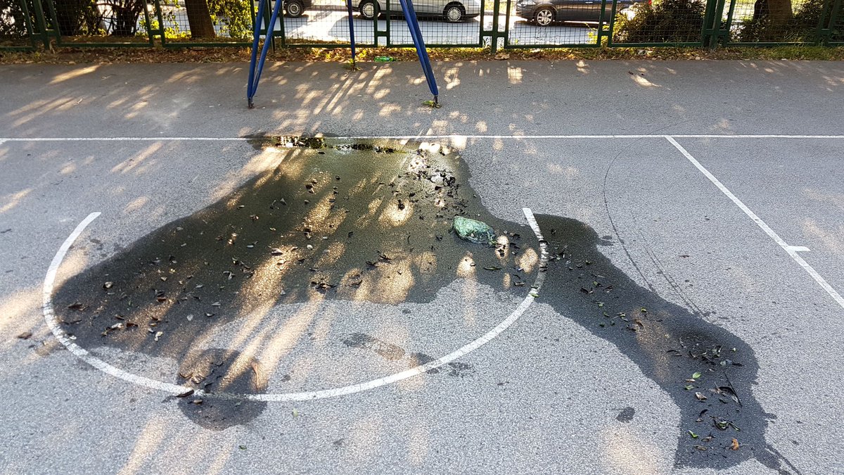 kimipile's tweet photo. Parkic u Mirijevu. Inace smo prepuni istih. Neko je pametan prosuo ulje. Apel da se ocisti kako bi se nastavilo sa igrom. Mirijevski venac 4 https://t.co/GWcVTpDPZJ
