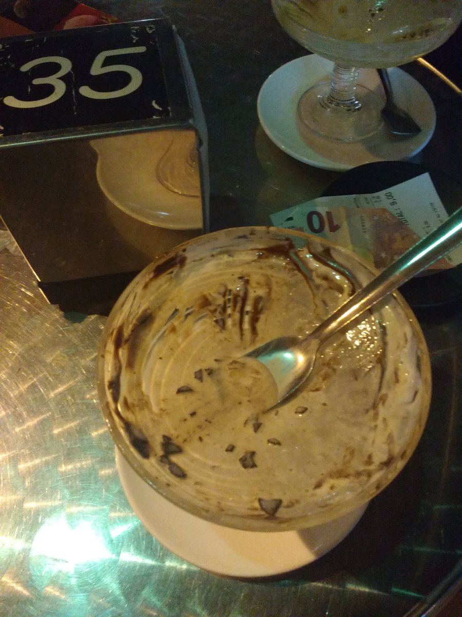 LinturroS's tweet photo. Mesa #35. #M.  Si..  Me he comido un helado https://t.co/uUAxj1Atlj