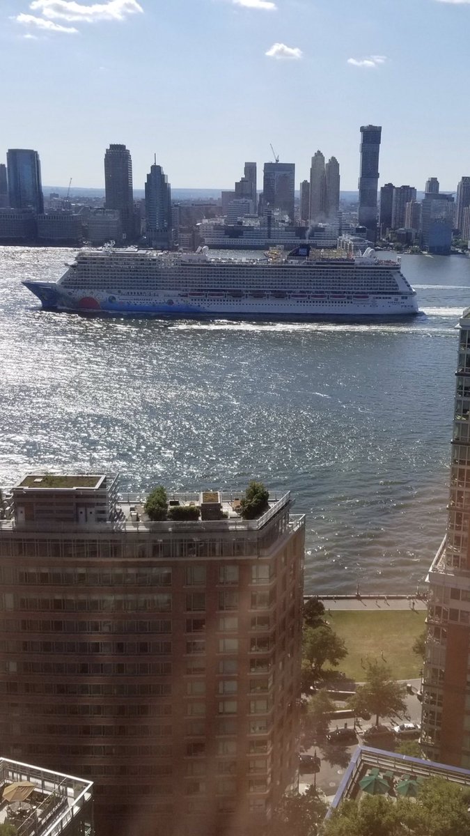MylesKellock's tweet photo. Cruises are horizontal water skyscrapers https://t.co/dwnpWJLm7L