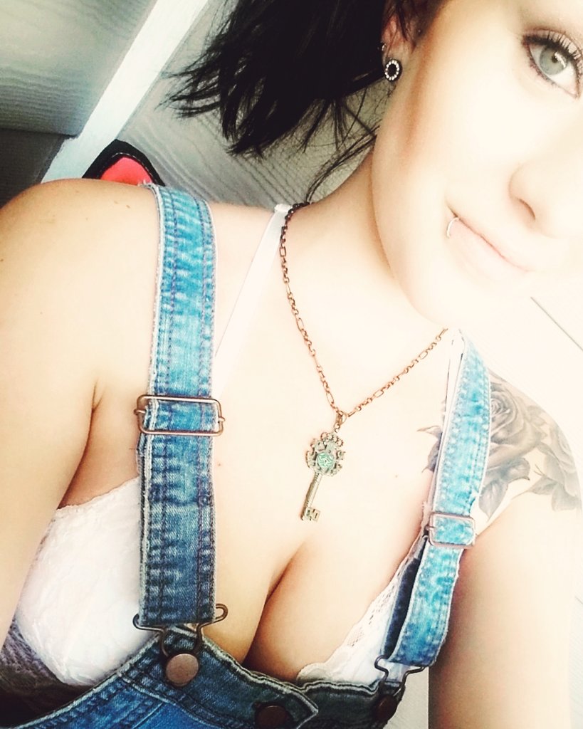wagenman_ashley's tweet photo. #overallobsession
#brallets
#PerfectlyImperfect https://t.co/FCoZrCSfQY