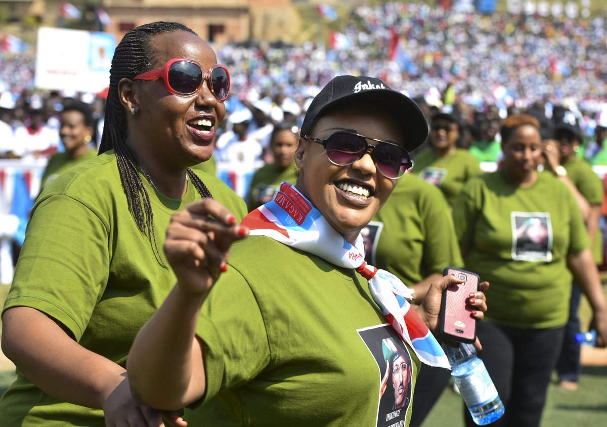 VIDEO: Abagore bashakanye n'ingabo bagaragarije urugwiro umukandida Paul #Kagame mu Karere ka Gakenke #RwandaDecides youtube.com/watch?v=zNk2K0…