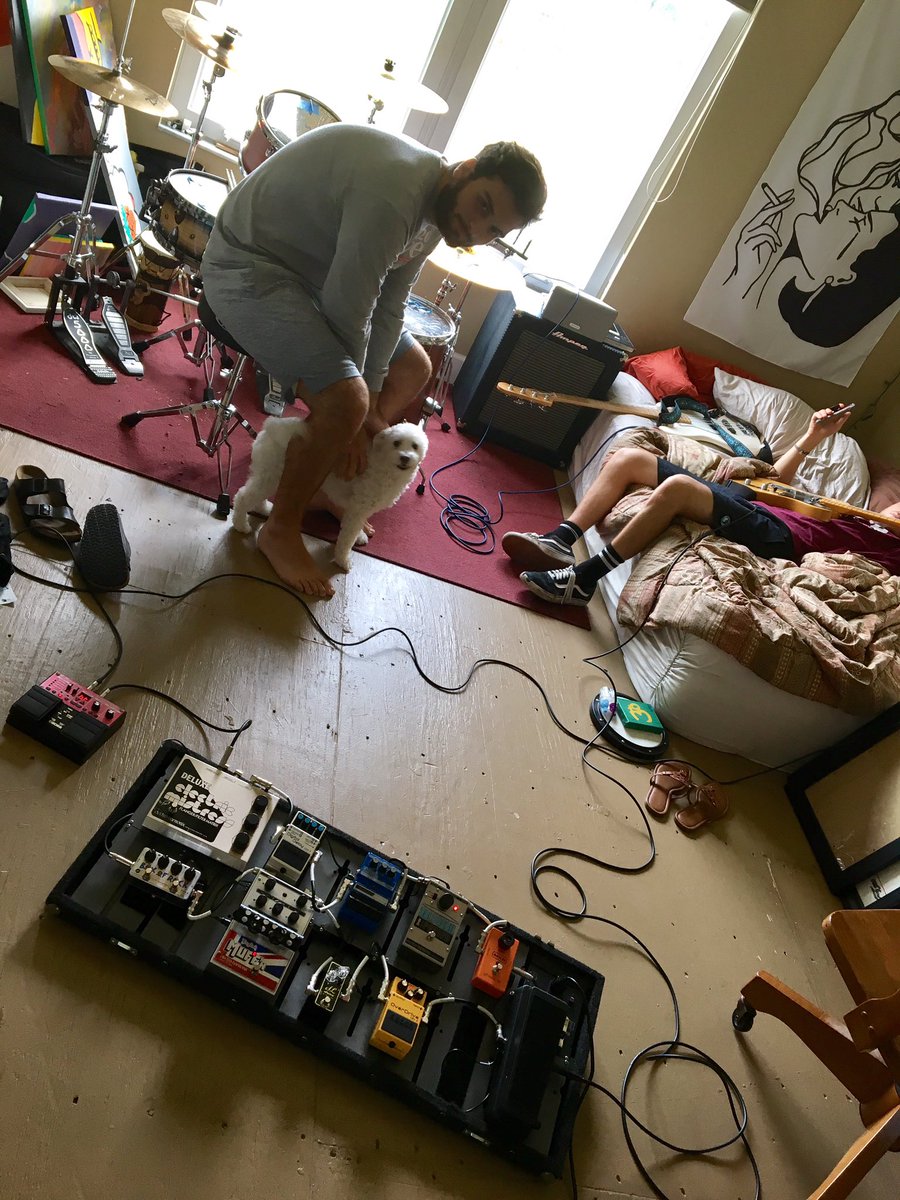 alexhendricks98's tweet photo. This band is a fool for dogs #altdogs https://t.co/TgdiLcUfnD