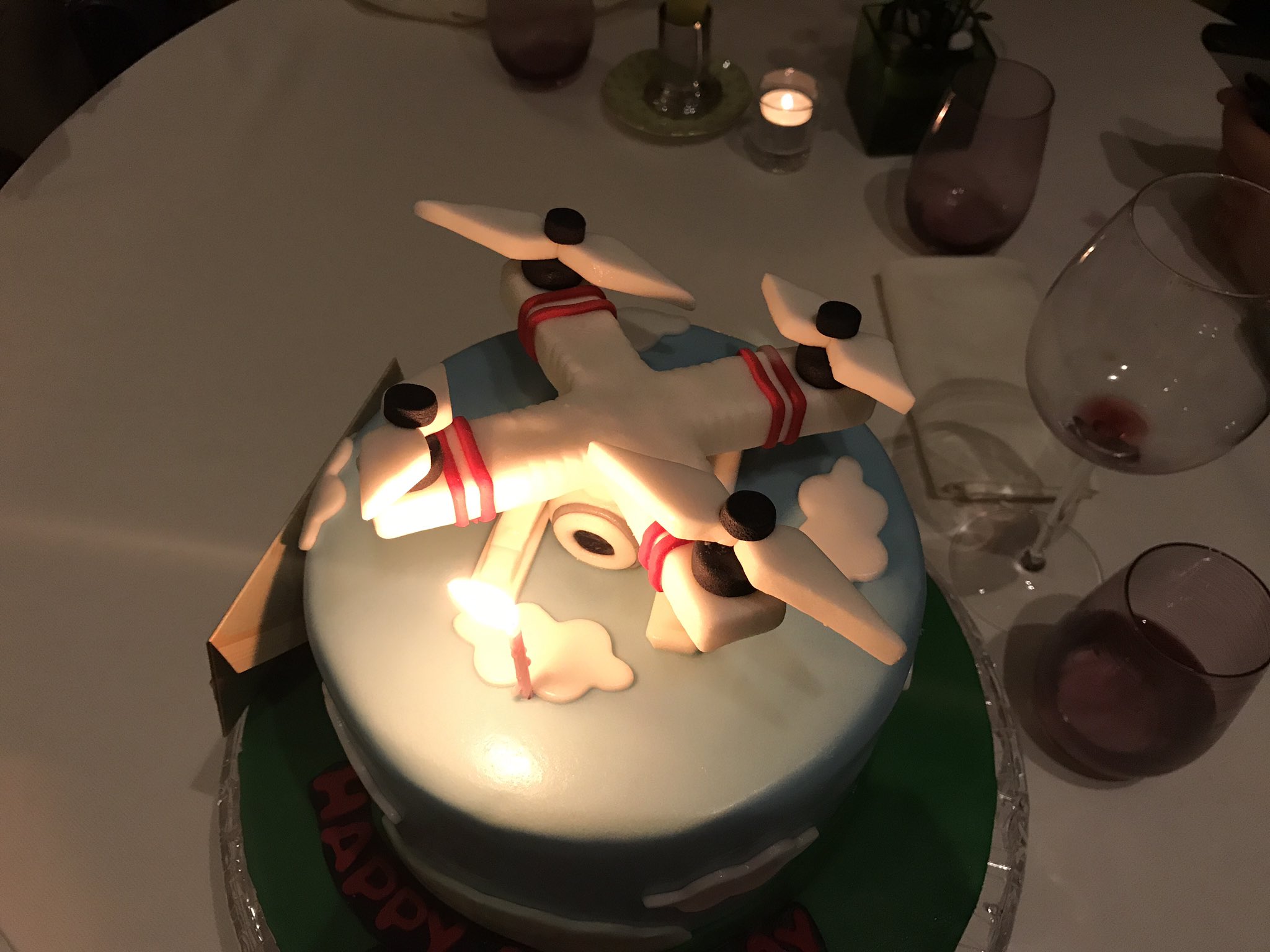 Дрон с подарком. Торт в виде квадрокоптера. Дрон с днюхой. Открытки с днем рождения мужчине летчику. С днём рождения летчику.