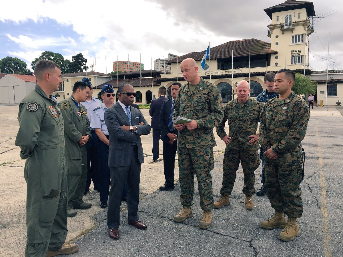 usembassyguate's tweet photo. #EmbRobinson visita #FuerzaAérea p/compartir c/ #InfantesMarina #FuerzaTarea @southcomwatch SPMAGTF-SC Misión #CooperaciónBilateral c/ #GUA https://t.co/TAGgeLuh4n