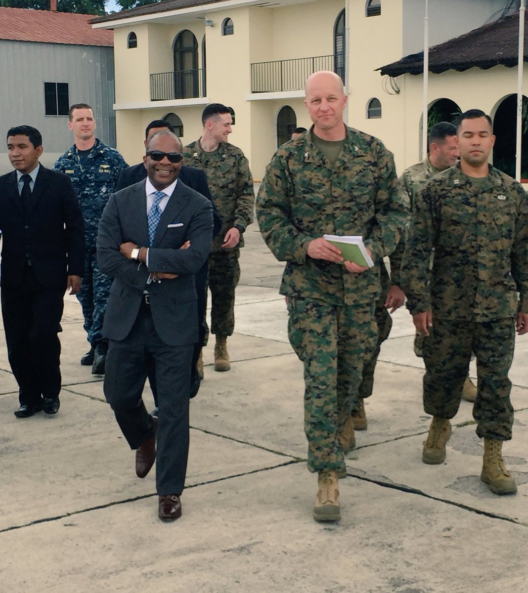 usembassyguate's tweet photo. #EmbRobinson visita #FuerzaAérea p/compartir c/ #InfantesMarina #FuerzaTarea @southcomwatch SPMAGTF-SC Misión #CooperaciónBilateral c/ #GUA https://t.co/TAGgeLuh4n