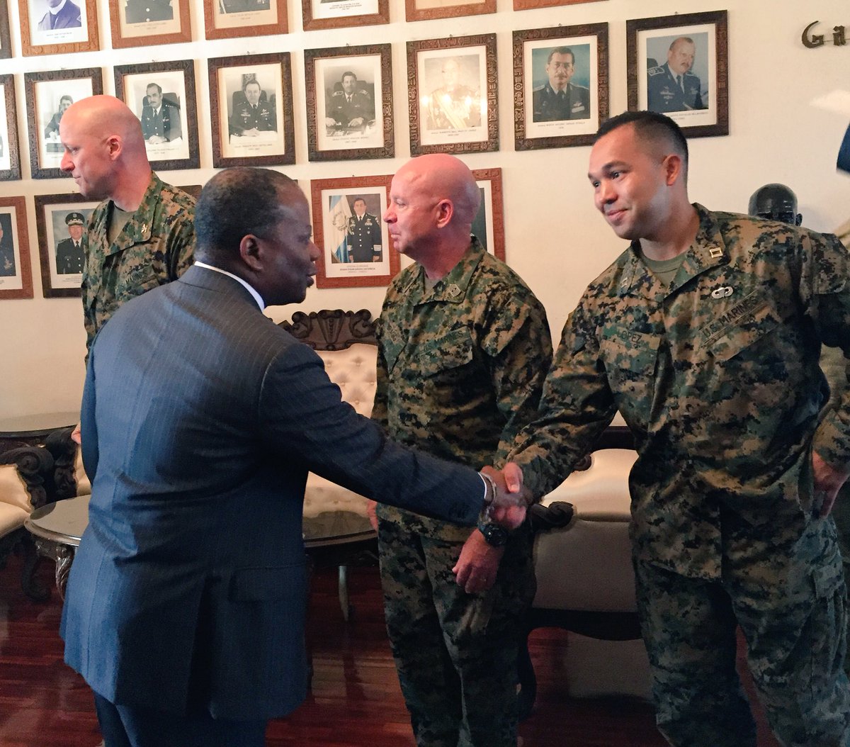 usembassyguate's tweet photo. #EmbRobinson visita #FuerzaAérea p/compartir c/ #InfantesMarina #FuerzaTarea @southcomwatch SPMAGTF-SC Misión #CooperaciónBilateral c/ #GUA https://t.co/TAGgeLuh4n