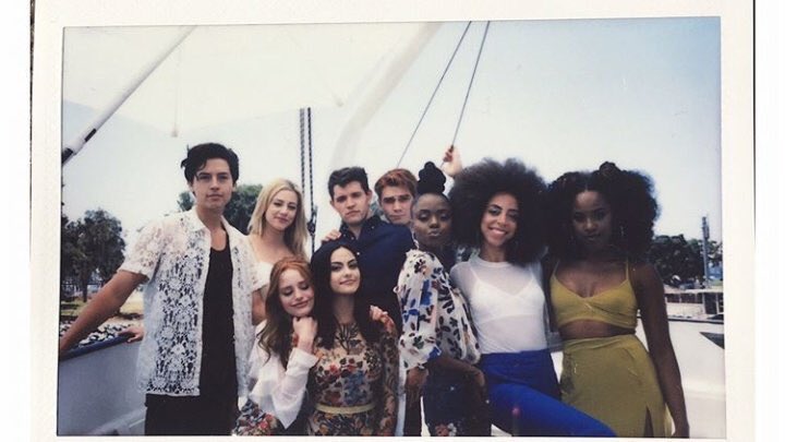 RiverdaleConES's tweet photo. Nuevas fotos del cast (vía Instagram de Hayley) https://t.co/wMRFPcUyH7