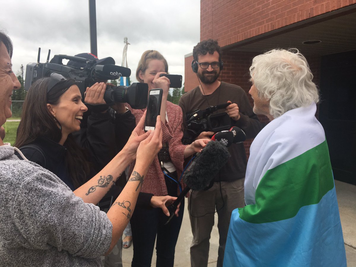 protectlabrador's tweet photo. @CarrenLD @jhaletweets Jim Learning speaking with media on his time behind bars #FreeJimLearning https://t.co/HgjNbfQTCE