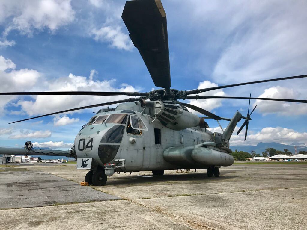 usembassyguate's tweet photo. Marinos #FuerzaTarea @southcomwatch mostraron a #EmbRobinson equipo que utilizan en #GUA incluidos 2 helicópteros CH-53E Super Stallion https://t.co/TOVpaMnaGi
