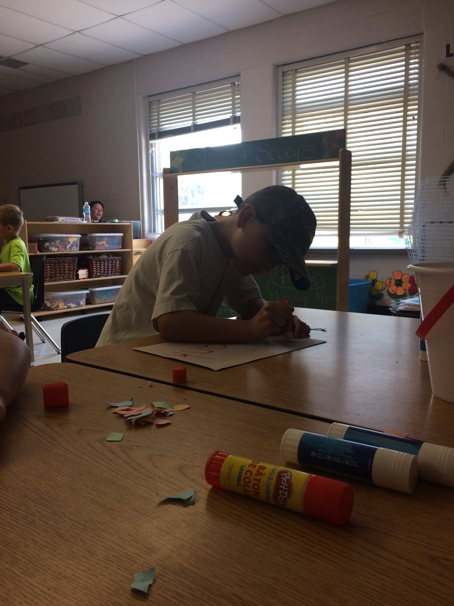 10_msberry's tweet photo. Incorporating sight words into our craft day! #slp2017tldsb #tldsblearns #langton https://t.co/snnVXKYiq8