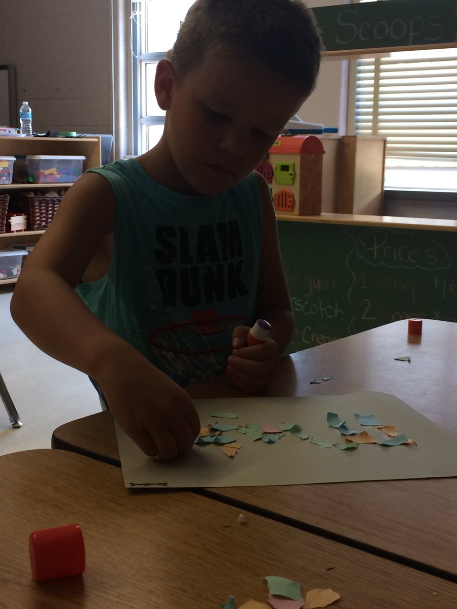 10_msberry's tweet photo. Incorporating sight words into our craft day! #slp2017tldsb #tldsblearns #langton https://t.co/snnVXKYiq8
