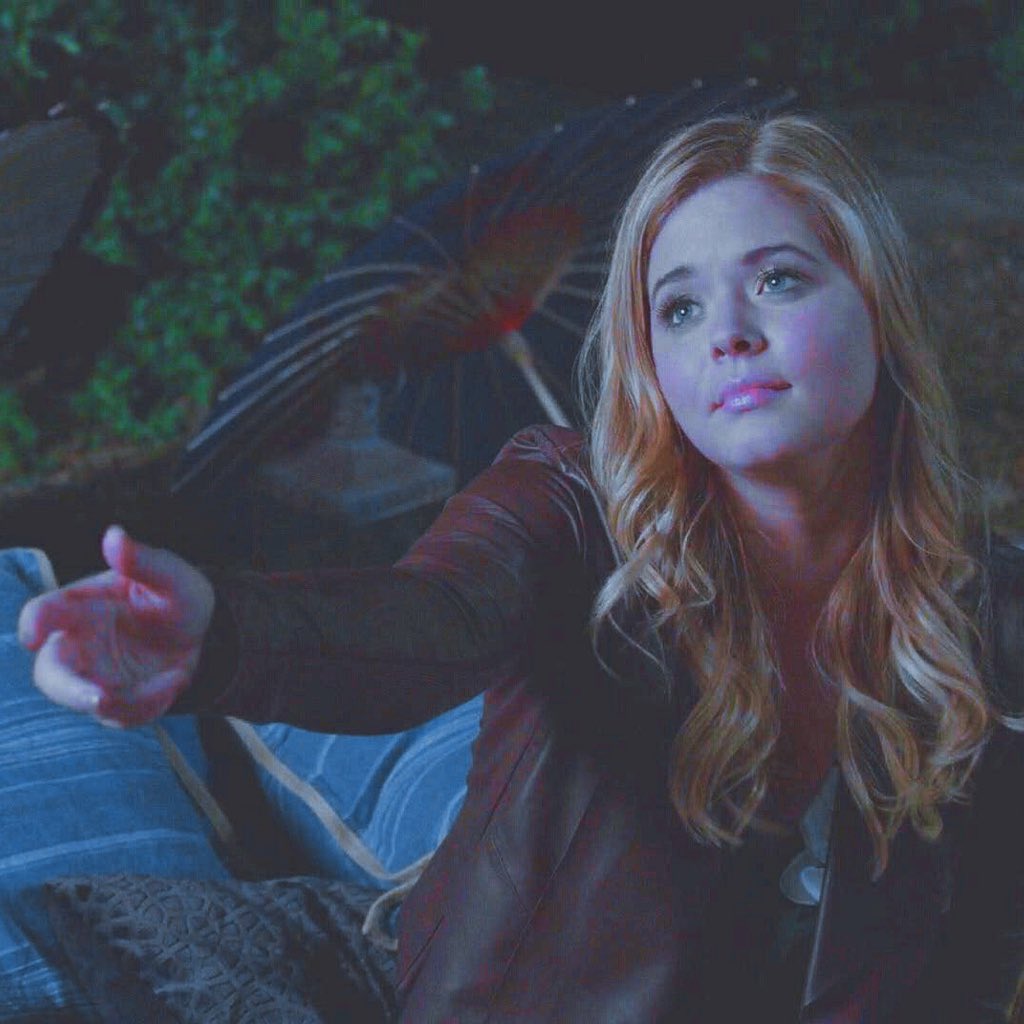 emisonmeme's tweet photo. Alison asking Emily to marry her vs Alison asking Emily to have sex https://t.co/jMCsu1ELEm
