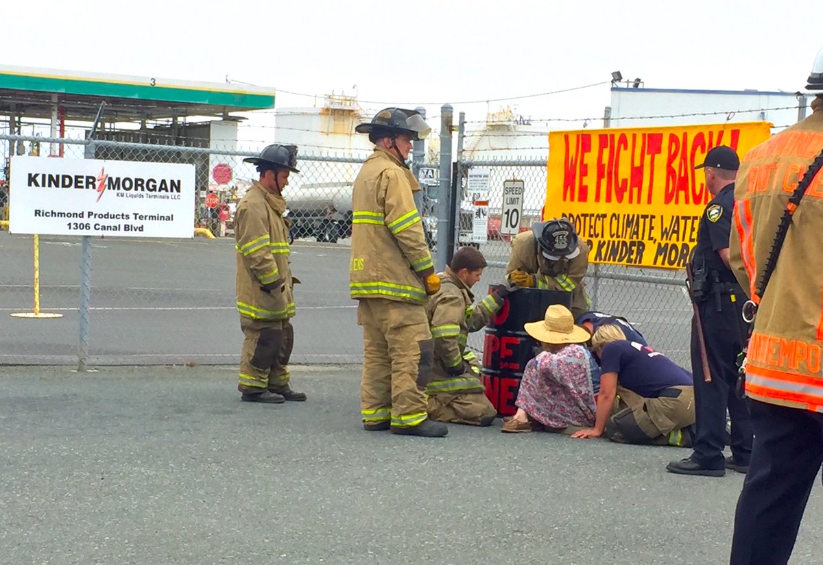 RTBayArea's tweet photo. BREAKING: Two people arrested calling for "No Trans Mountain Pipeline" DONATE: Let’s get them out of jail! https://t.co/MbF6z1pRjd #StopKM https://t.co/YvYmtcmALQ