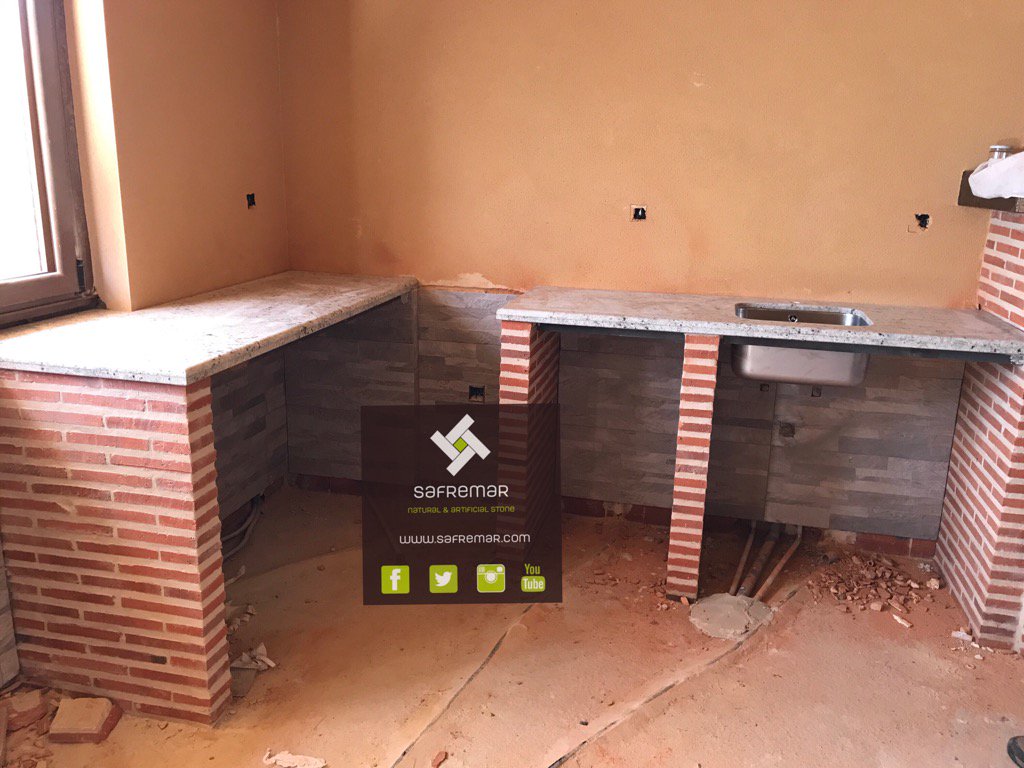 Safremar's tweet photo. #encimera de obra en #granito #riverwhite 2 cm con canto #mediacaña en #lagunadenegrillos #safremar #cocina #leonesp https://t.co/uojWzgniCl