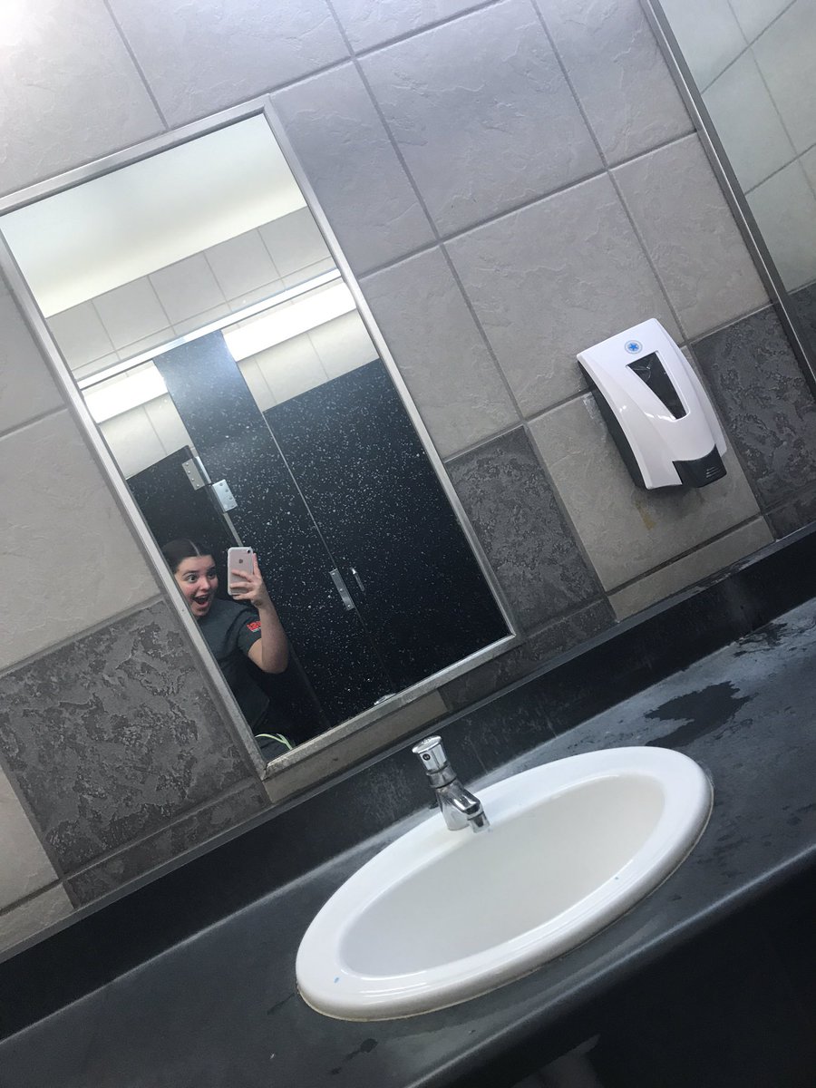 riahthecriah's tweet image. #smallbladderproblems