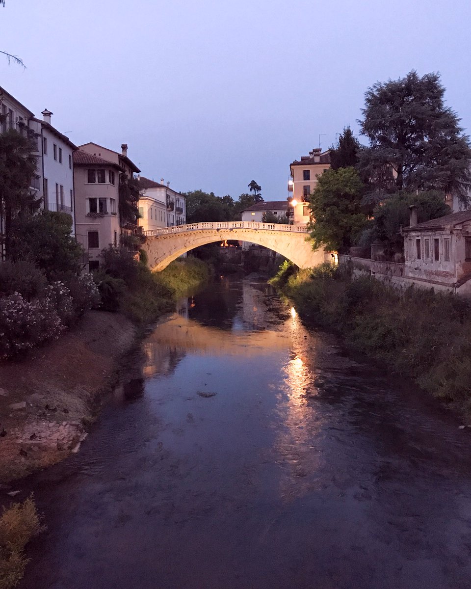 viaggiaescopri's tweet photo. Atmosfere serali sul #Bacchiglione, a #Vicenza angoli romantici da vivere col cuore! ❤️ #Veneto #BudgetList https://t.co/9Nizuvk7Lw