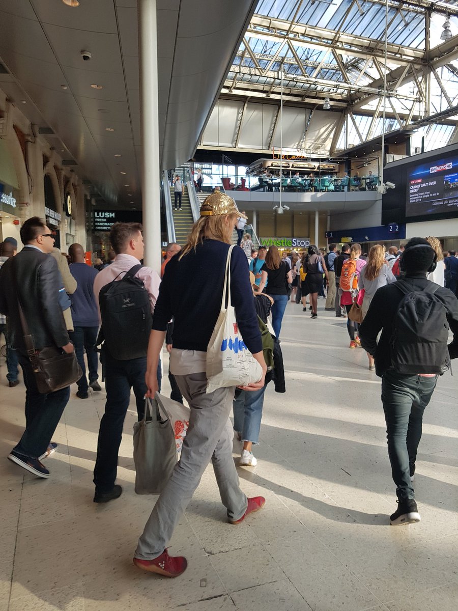 JUANTOBELIVE's tweet photo. Y ahora hemos visto al rubio con alma de rubia en #Wateloo #London
@lavecinarubia https://t.co/xiz4XOxix9