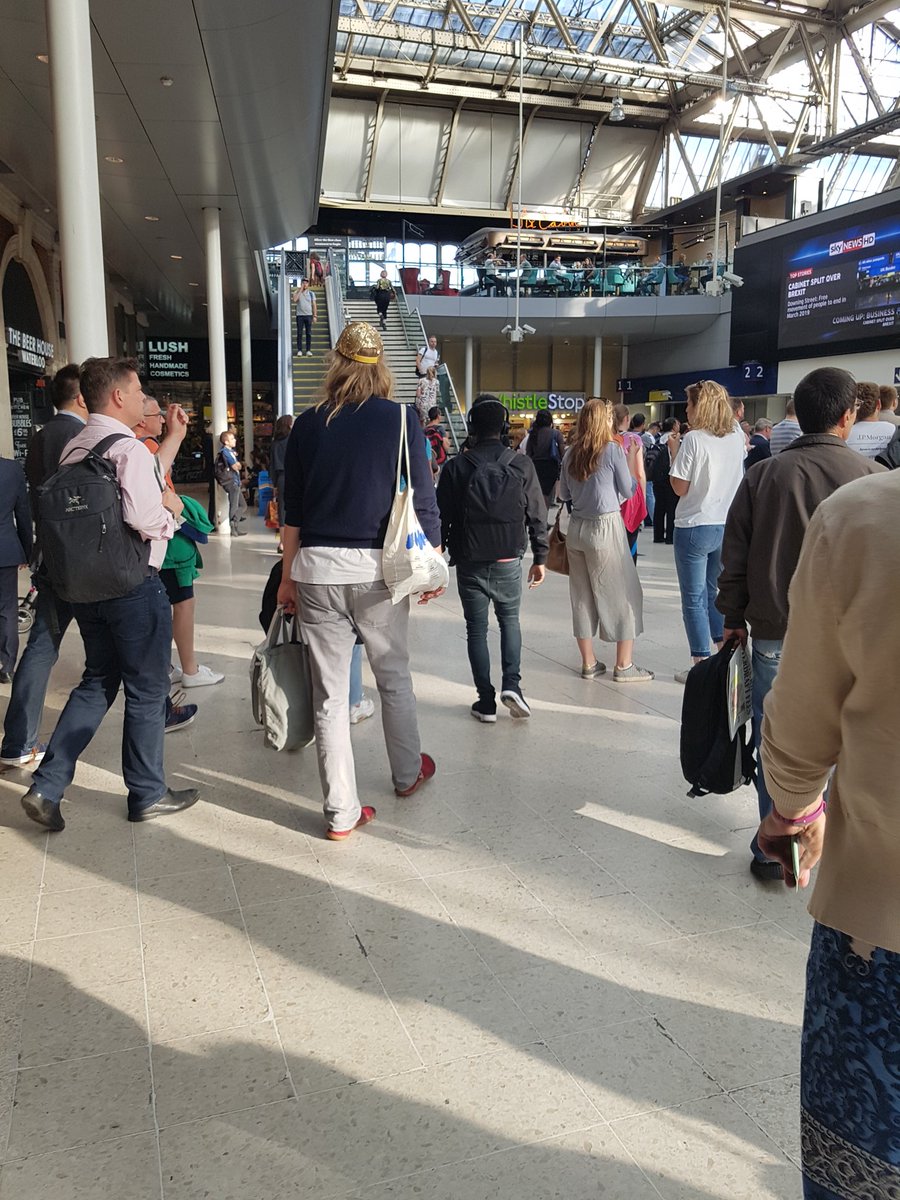 JUANTOBELIVE's tweet photo. Y ahora hemos visto al rubio con alma de rubia en #Wateloo #London
@lavecinarubia https://t.co/xiz4XOxix9