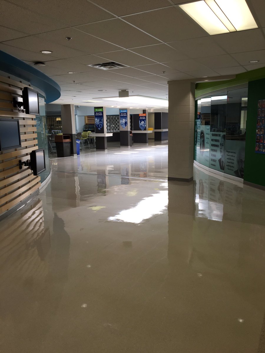 PonokaSC's tweet photo. The halls are looking shiny #gettingthingsready https://t.co/97MEVjoWnT