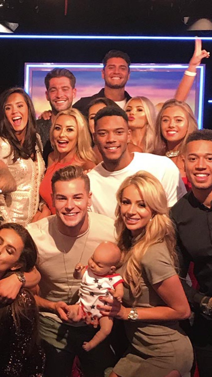 dailytalks_'s tweet photo. Camila and Montana too short to see in the photo properly😩😂 @LoveIsland #LoveIsland #LoveIslandreunion https://t.co/UOCPRDSYhb