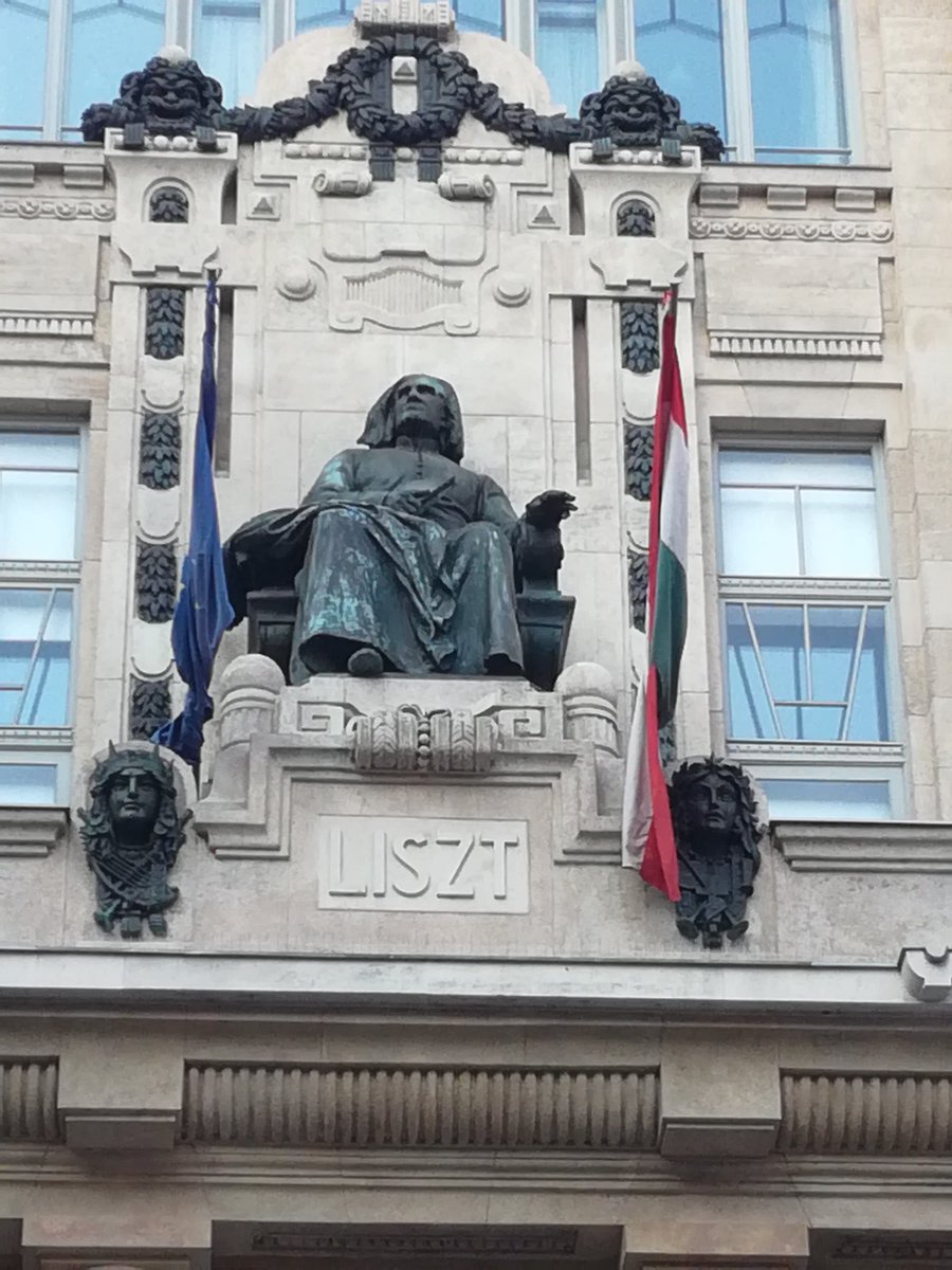 Franz Lizst, plus grand DJ Hongrois, en pleine séance de scratch