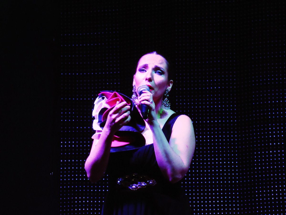 www_valero's tweet photo. Espectacular @SandraaLaVoz  en su concierto anoxe!!!!!! #Sentir #TodoEsDeColor gracias por tanto #SiempreATuVera 💋💋💋💋 https://t.co/o7IDE0bnRQ